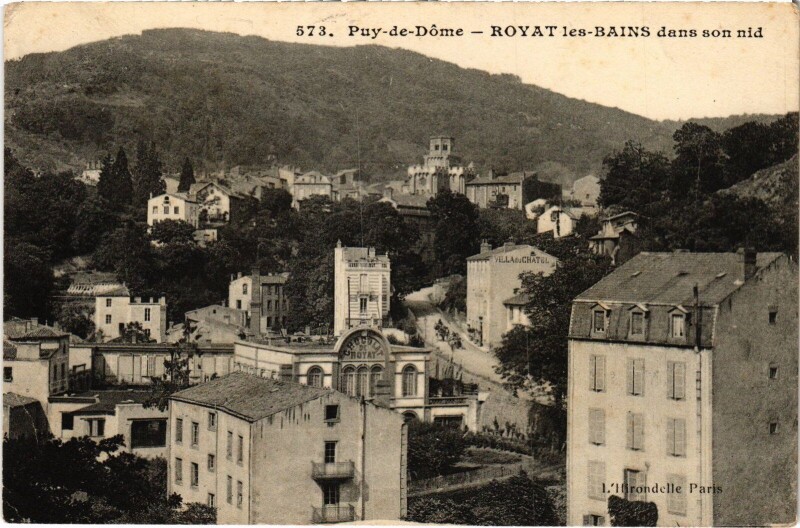 Carte postale ancienne Royat-les-Bains dans son Nid à Royat