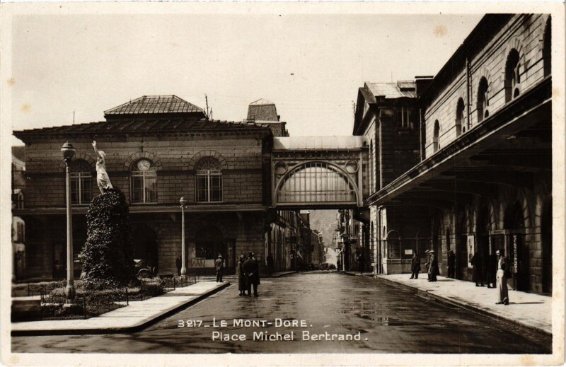 Carte postale ancienne Le Mont-Dore Place Michel Bertrand à Mont-Dore