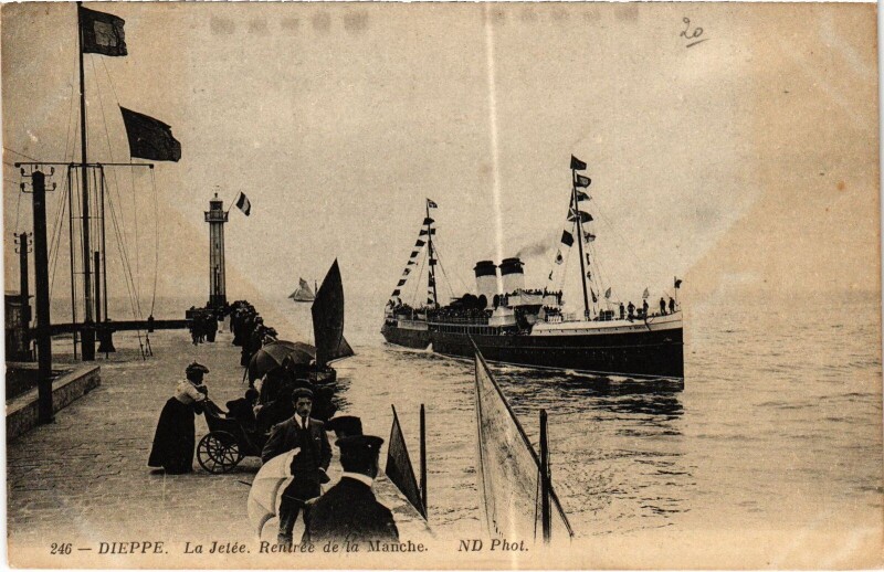 Carte postale ancienne Dieppe La Jetée rentrée de la Manche Ships à Dieppe