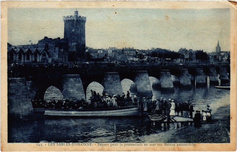 Carte postale ancienne Les Sables-d'Olonne bateau automobile aux Sables-d'Olonne