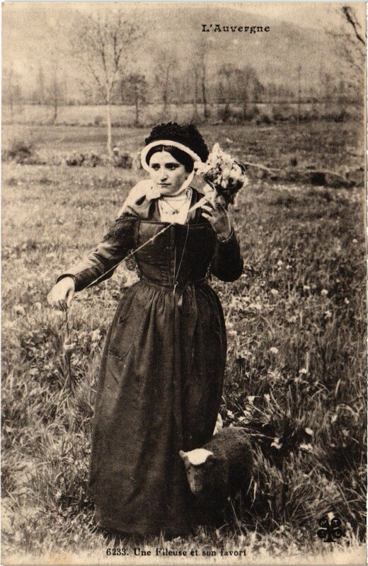 Carte postale ancienne Auvergne Fileuse et son favori Folklore