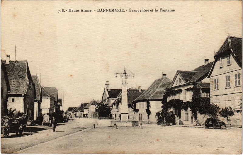 Carte postale ancienne Alsace Dannemarie Grande Rue Fontaine à Dannemarie