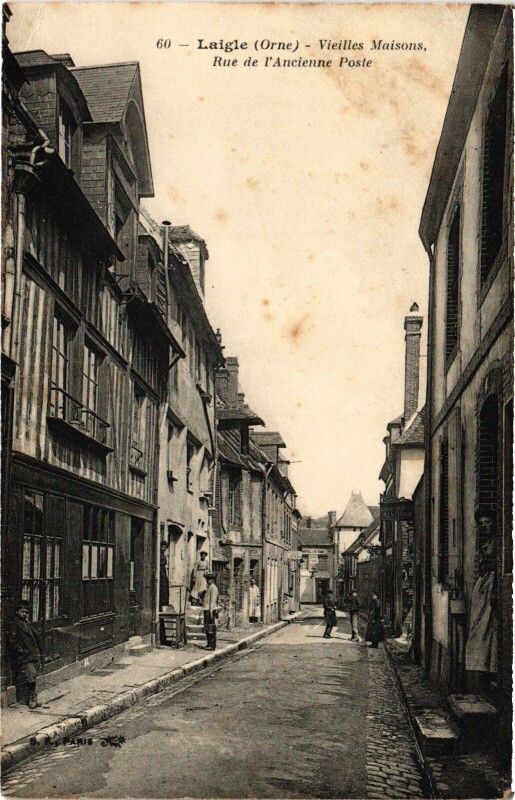 Carte postale ancienne Laigle Rue de l'Ancienne Poste vieilles maisons