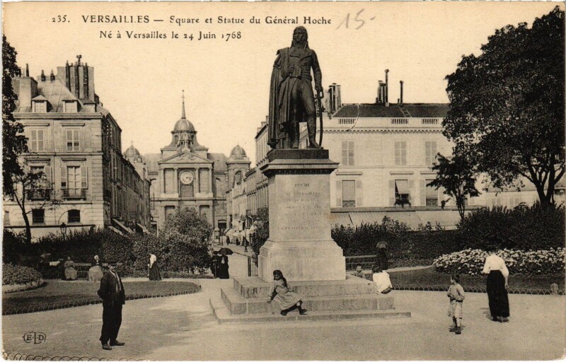 Carte postale ancienne Versailles Suqare et Satue à Versailles
