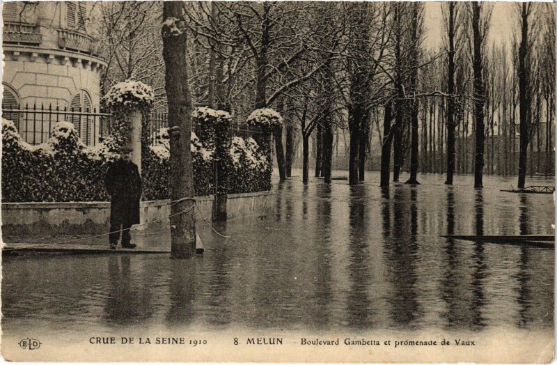 Carte postale ancienne Melun Bd Gambetta INondations à Melun