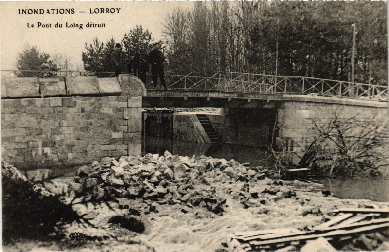 Carte postale ancienne Lorroy pont du Loing Inondations