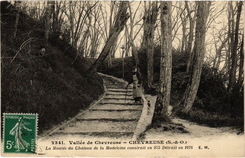 Carte postale ancienne Vallée de Chevreuse Chevreuse Montée du Chateau de la Madeleine à Chevreuse