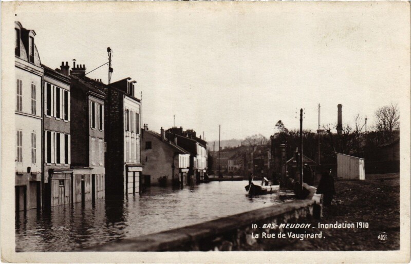 Carte postale ancienne Bas-Meudon - Inondation 1910 - La Rue de Vaugirard à Meudon