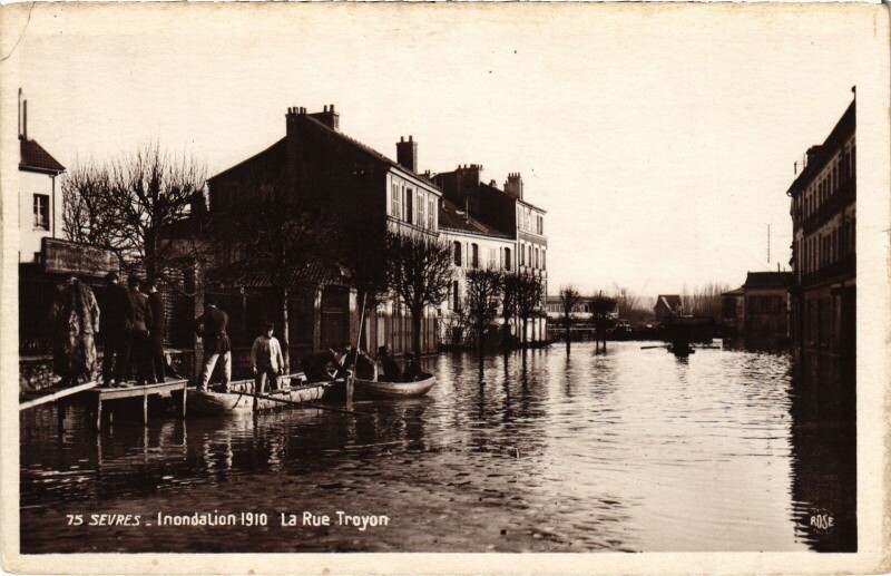 Carte postale ancienne Sevres Rue Troyon Inondations
