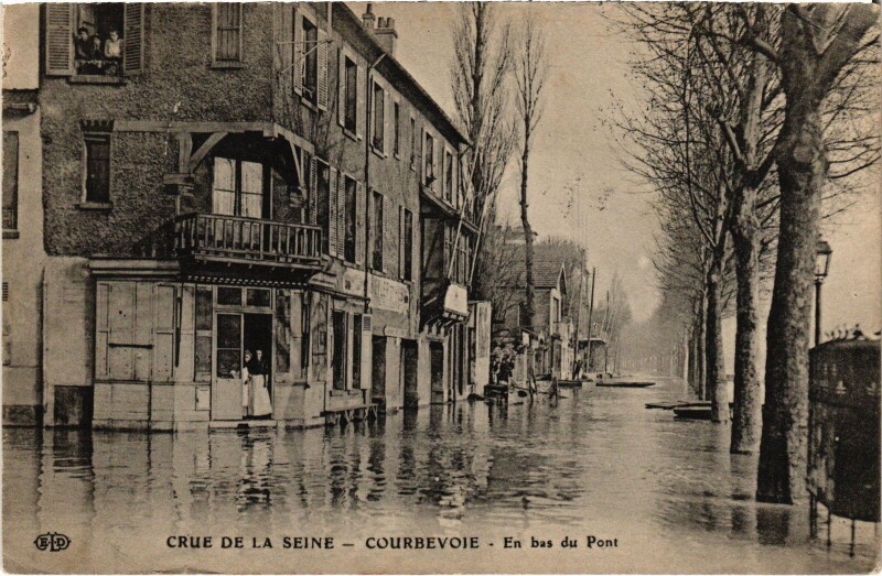 Carte postale ancienne Courbevoie En bas du Pont Inondations à Courbevoie
