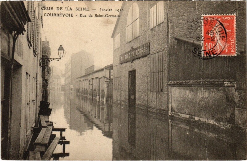 Carte postale ancienne Courbevoie Rue de Saint-Germain Inondations à Courbevoie