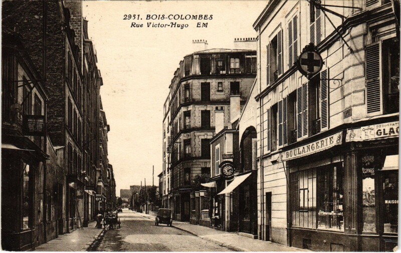 Carte postale ancienne Bois-Colombes Rue Victor-Hugo à Bois-Colombes