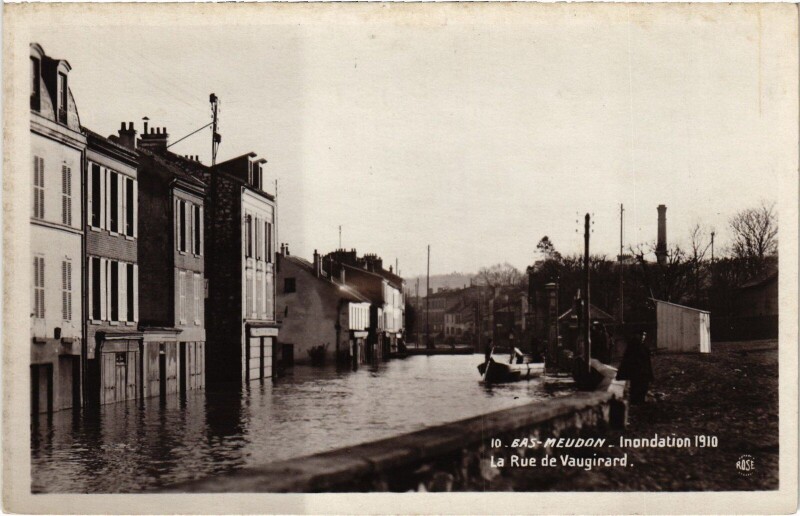 Carte postale ancienne Bas-Meudon - Inondation 1910 - La Rue de Vaugirard à Meudon
