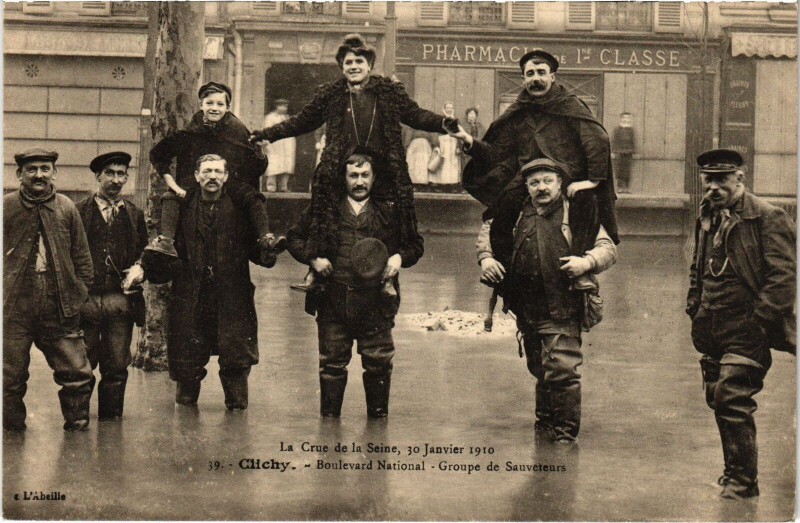 Carte postale ancienne Boulevard National - Groupe de Sauveteurs à Clichy