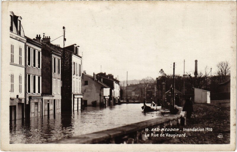Carte postale ancienne Bas-Meudon - Inondation 1910 - La Rue de Vaugirard à Meudon