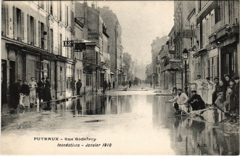 Carte postale ancienne Puteaux rue Godefroy inondations à Puteaux