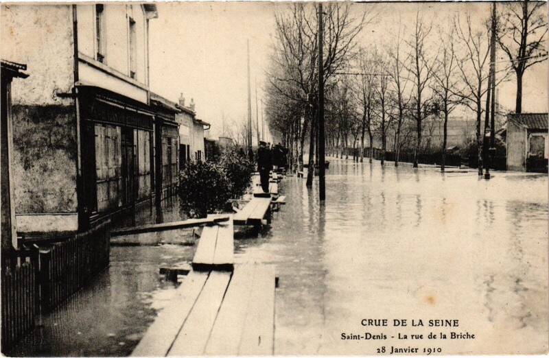 Carte postale ancienne Saint-Denis Rue de la Briche Inondations à Saint-Denis