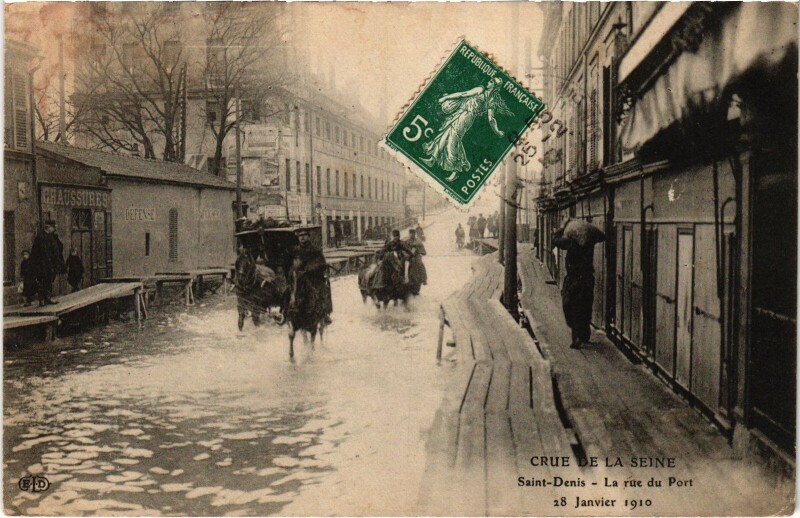 Carte postale ancienne Saint-Denis Rue du port Inondations à Saint-Denis