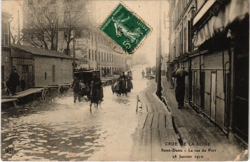 Carte postale ancienne Saint-Denis Rue du Port Inondations à Saint-Denis