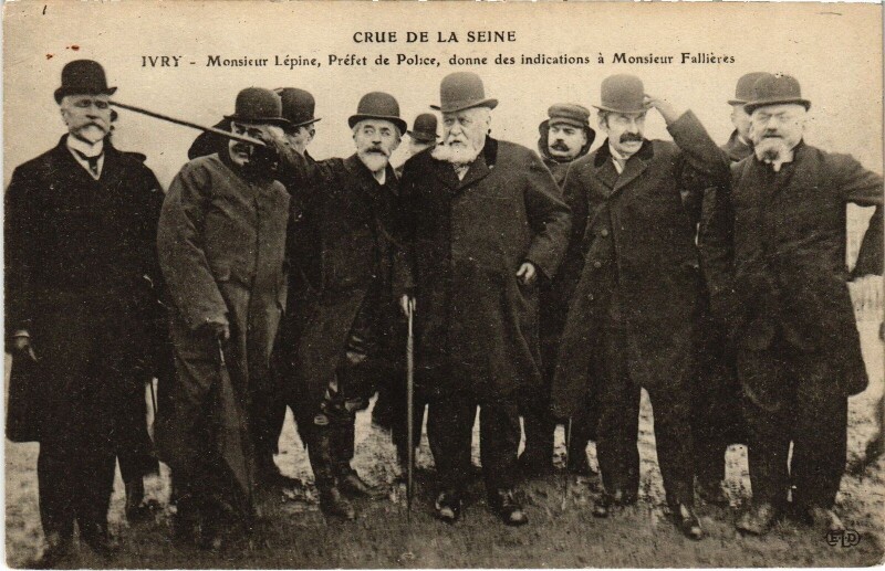 Carte postale ancienne Ivry Crue De La Seine Mr Lepine Prefet De Police Donne Des Indications à Ivry-sur-Seine