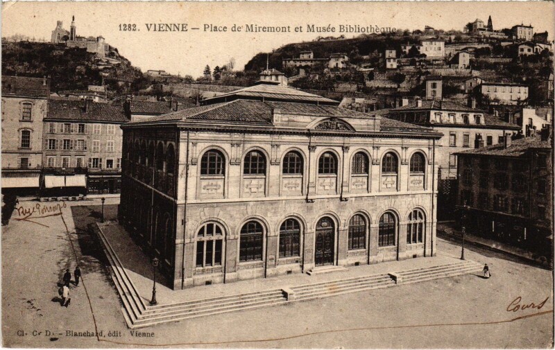 Carte postale ancienne Vienne Place de Miremont Musée Bibliotheque à Vienne