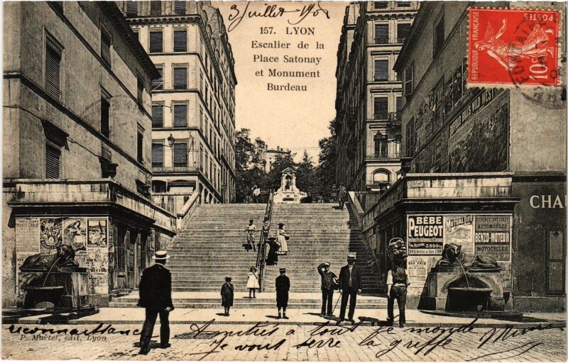 Carte postale ancienne Lyon esclaier Place Satonay