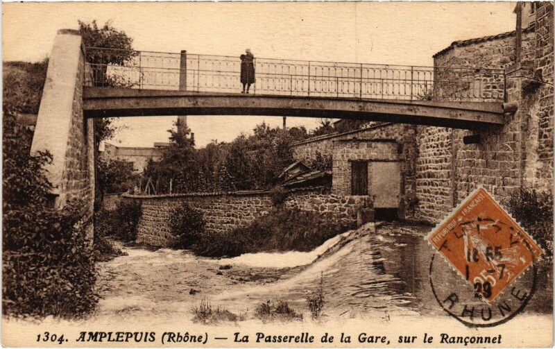 Carte postale ancienne Amplepuis La Passerelle de la Gare à Amplepuis