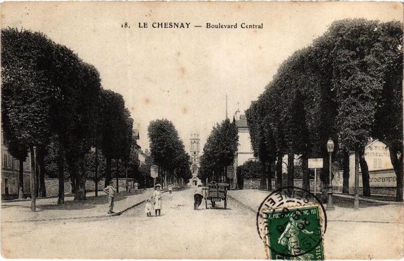 Carte postale ancienne Le Chesnay Boulevard Central