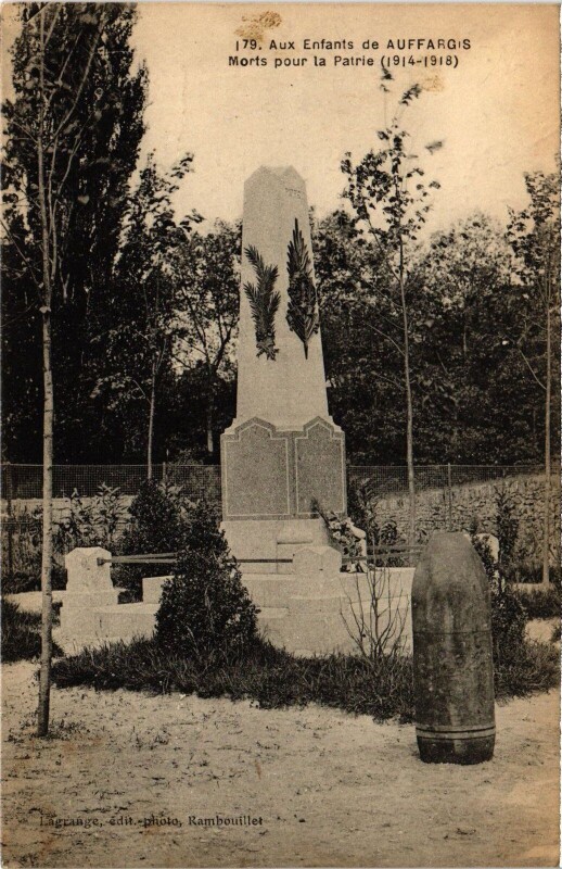 Carte postale ancienne Aux Enfants de Auffargis Morts pour la Patrie à Auffargis