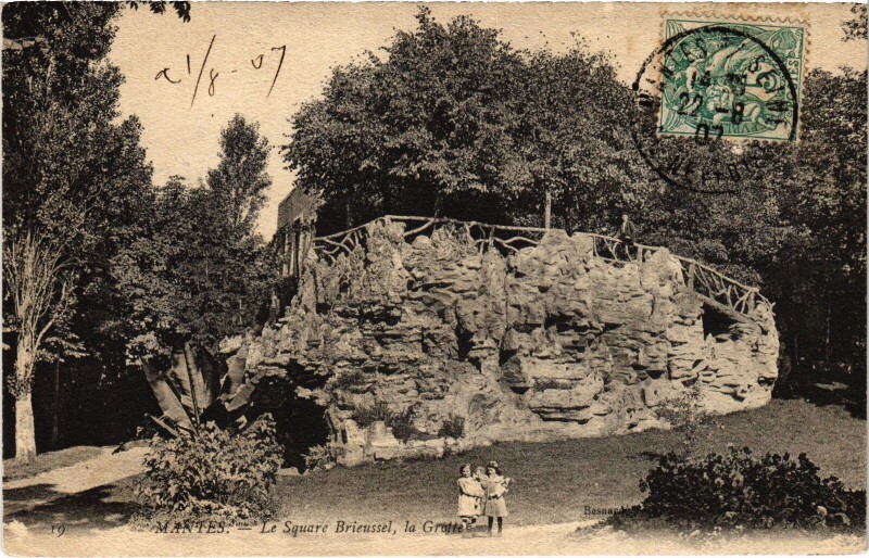 Carte postale ancienne Mantes-la-Jolie Le Square Brieussel - La Grotte à Mantes-la-Jolie