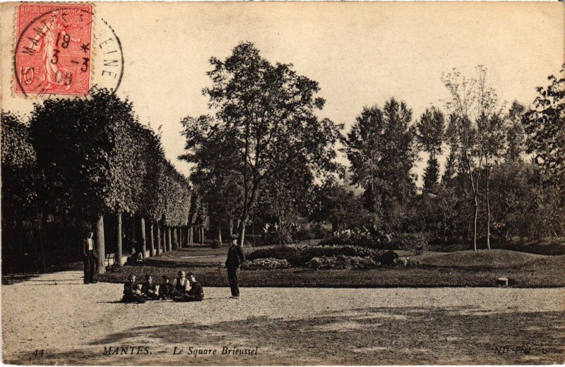 Carte postale ancienne Mantes-la-Jolie Le Square Brieussel à Mantes-la-Jolie