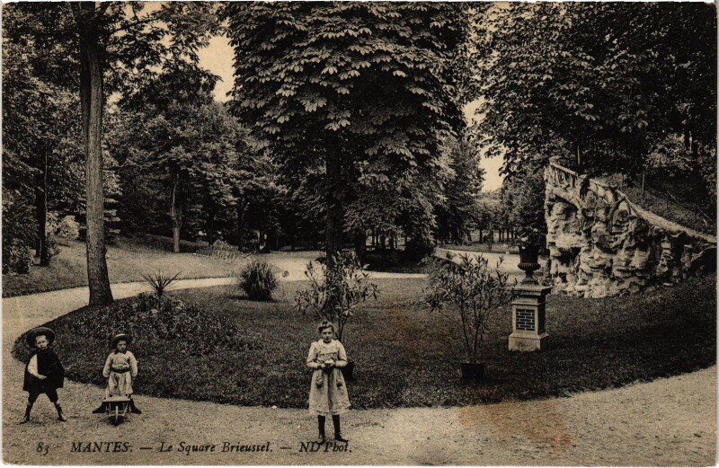 Carte postale ancienne Mantes-la-Jolie Le Square Brieussel à Mantes-la-Jolie
