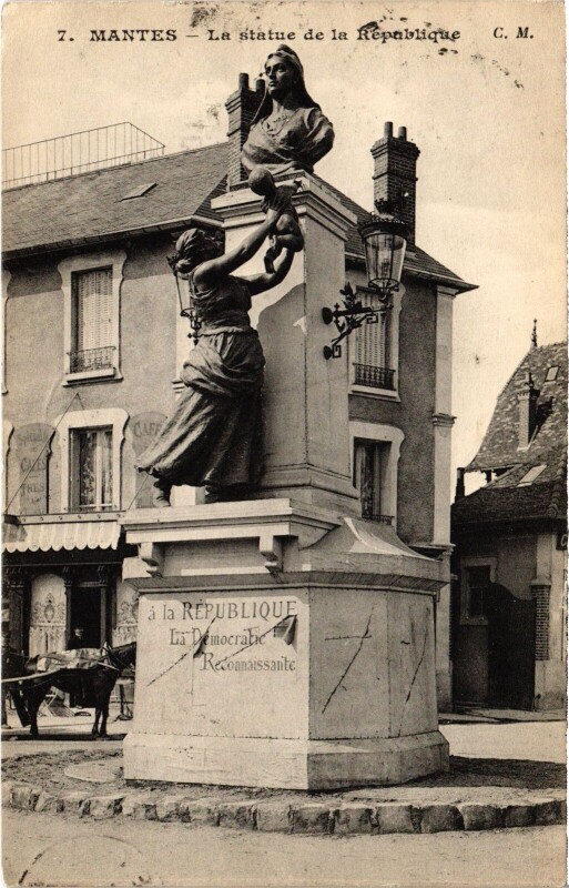 Carte postale ancienne Mantes-la-Jolie Statue de la republique à Mantes-la-Jolie
