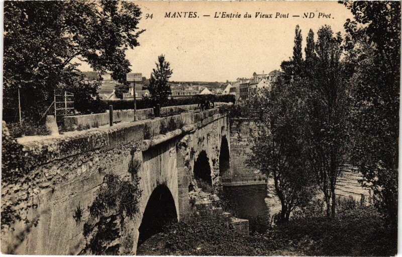 Carte postale ancienne Mantes-la-Jolie Entree du Vieux Pont à Mantes-la-Jolie