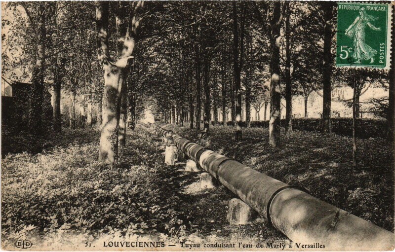 Carte postale ancienne Louveciennes Tuyau Conduisant l'Eau de Marly a Versailles à Louveciennes