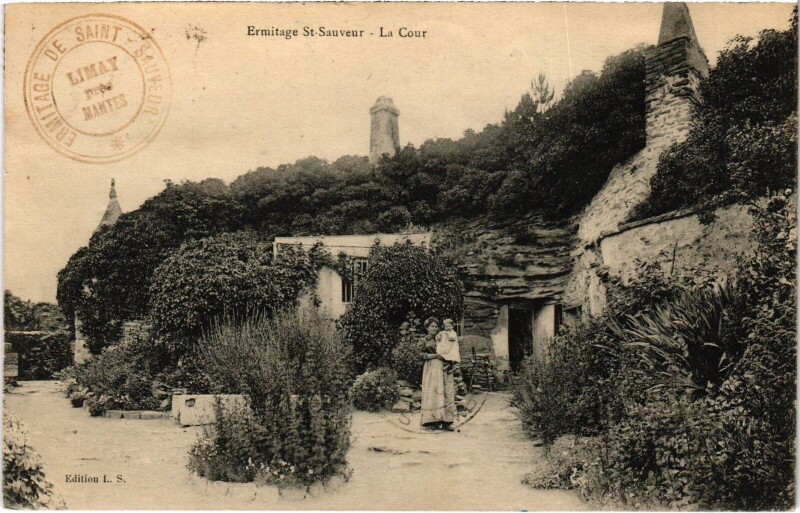 Carte postale ancienne Mantes-la-Jolie Ermitage Saint-Sauveur - La Cour à Mantes-la-Jolie
