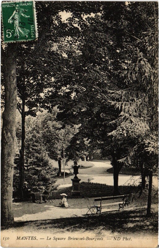 Carte postale ancienne Mantes-la-Jolie Le Square Brieussel-Bourgeois à Mantes-la-Jolie