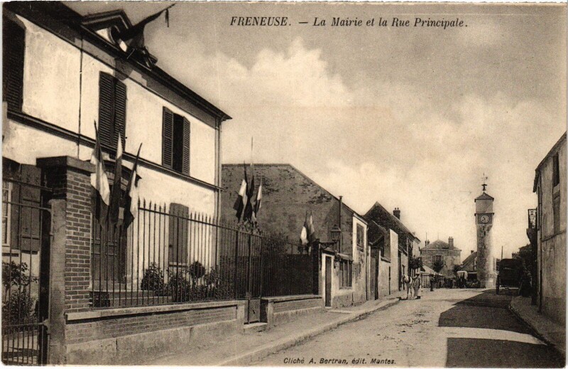 Carte postale ancienne Freneuse La Mairie et la Rue Principale à Freneuse