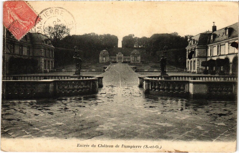 Carte postale ancienne Dampierre Entree du Chateau