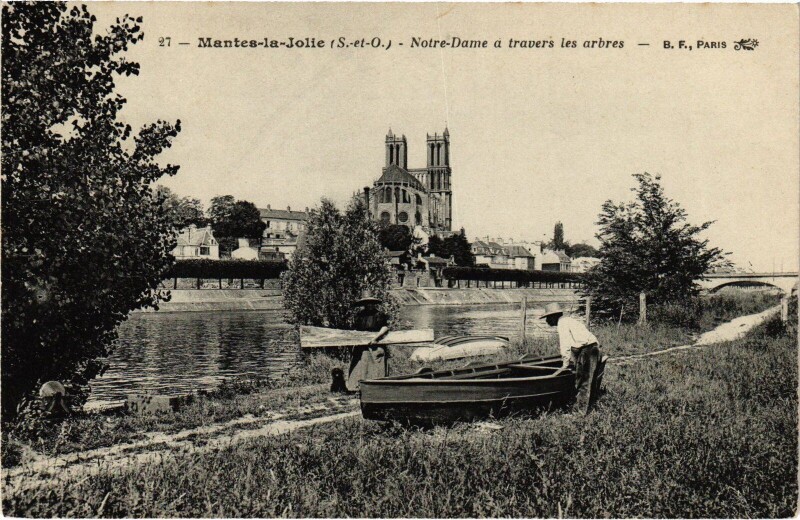 Carte postale ancienne Mantes-la-Jolie Notre-Dame a travers les Arbres à Mantes-la-Jolie