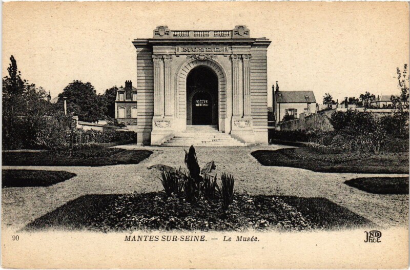 Carte postale ancienne Mantes-la-Jolie Le Musee à Mantes-la-Jolie