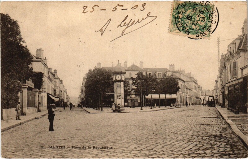 Carte postale ancienne Mantes-la-Jolie Place de la Republique à Mantes-la-Jolie