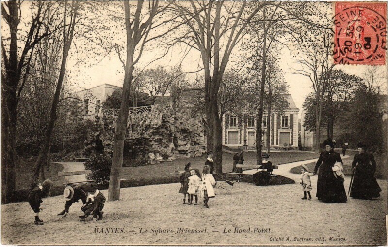 Carte postale ancienne Mantes-la-Jolie Square Brieussel - Rond-Point à Mantes-la-Jolie