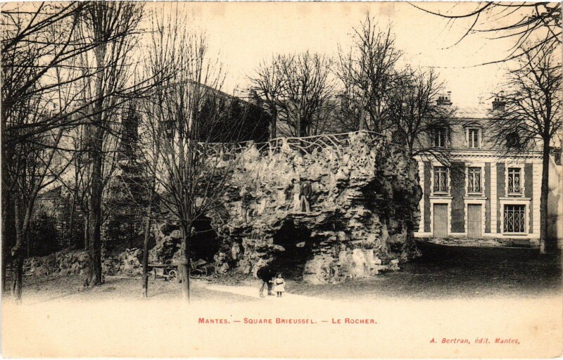 Carte postale ancienne Mantes-la-Jolie Square Brieussel - Le Rocher à Mantes-la-Jolie