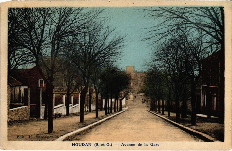 Carte postale ancienne Houdan Avenue de la Gare à Houdan