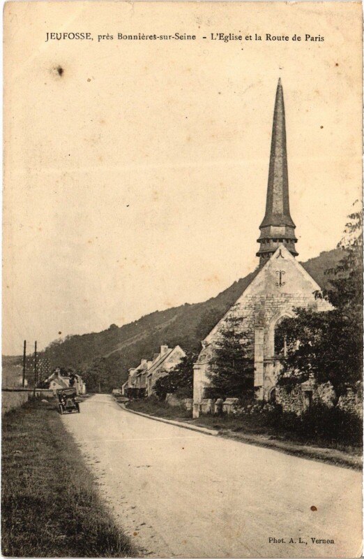 Carte postale ancienne Jeufosse L'Eglise et la Route de Paris