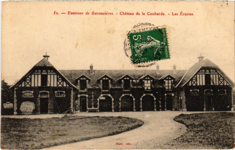Carte postale ancienne Environs de Garancieres Chateau de la Couharde - Les Ecuries