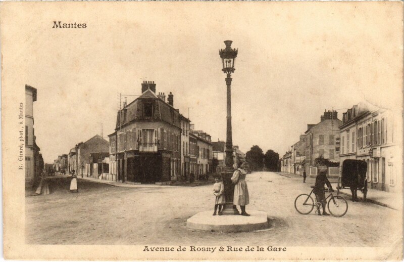 Carte postale ancienne Mantes-la-Jolie Avenue Rosny et Rue de la Gare à Mantes-la-Jolie