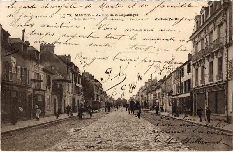 Carte postale ancienne Mantes-la-Jolie Avenue de la Republique à Mantes-la-Jolie