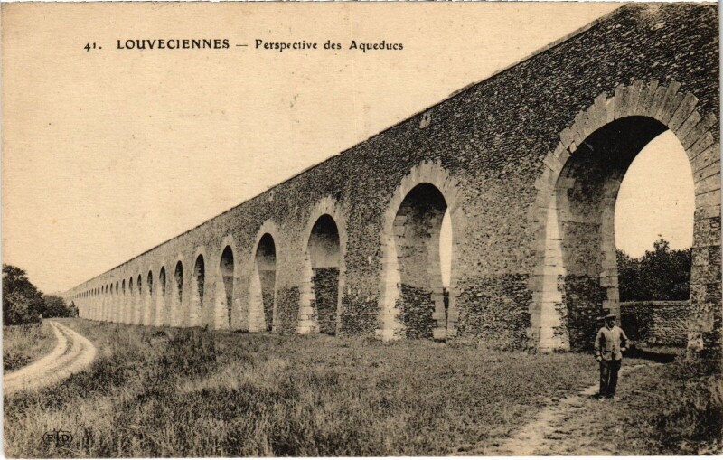 Carte postale ancienne Louveciennes Perspective des Aqueducs à Louveciennes